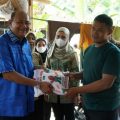 Plt Bupati Langkat, Syah Afandin menyerahkan bantuan kepada warga terkena bencana angin puting beliung.