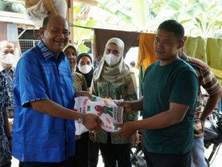 Plt Bupati Langkat, Syah Afandin menyerahkan bantuan kepada warga terkena bencana angin puting beliung.
