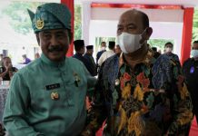 Plt Bupati Langkat, Syah Afandin bersalaman dengan Walikota Binjai, Amir Hamzah