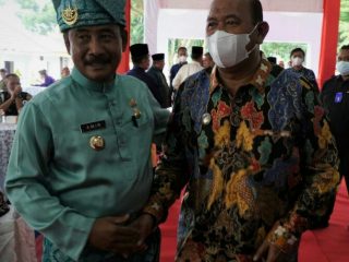 Plt Bupati Langkat, Syah Afandin bersalaman dengan Walikota Binjai, Amir Hamzah