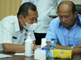 Plt Bupati Langkat, Ayah Afandin sedang berdiskusi dengan Kadis Kominfo Langkat disela-sela rakor dengan pelaku usaha industri telekomunikasi di Kantor Bupati Langkat, Rabu (18/5/2022)