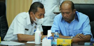 Plt Bupati Langkat, Ayah Afandin sedang berdiskusi dengan Kadis Kominfo Langkat disela-sela rakor dengan pelaku usaha industri telekomunikasi di Kantor Bupati Langkat, Rabu (18/5/2022)