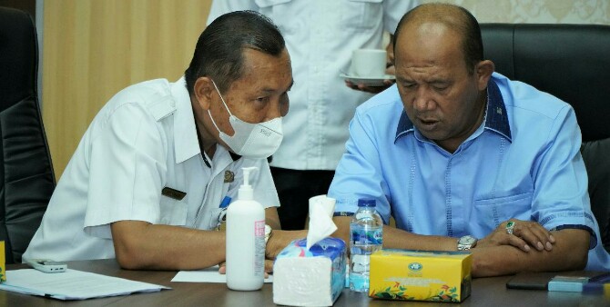 Plt Bupati Langkat, Ayah Afandin sedang berdiskusi dengan Kadis Kominfo Langkat disela-sela rakor dengan pelaku usaha industri telekomunikasi di Kantor Bupati Langkat, Rabu (18/5/2022)