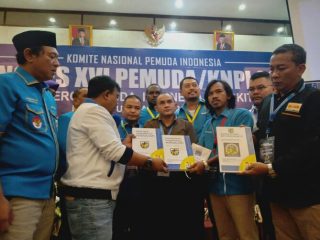 Ketua Umum KNPI, Haris Pertama menyerahkan LKPj kepada peserta kongres dalam bentuk buku, Kamis (19/5/2022)