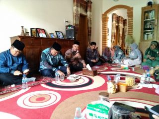 Dekan FIS Dr Maraimbang (pegang mic) memberikan sambutan dalam halal bihalal FIS UIN Sumut, Kamis (19/5/2022). Tampak hadir WR 3 UIN Sumut Dr Nispul Khori, MAg (dua dari kiri).