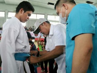 Wakil Walikota Medan, Aulia Rachman memakaikan sabuk kepada salah satu peserta Kejuaraan Multievent Piala Walikota Medan di Gelanggang Remaja, Sabtu (21/5/2022)