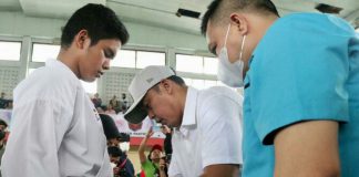 Wakil Walikota Medan, Aulia Rachman memakaikan sabuk kepada salah satu peserta Kejuaraan Multievent Piala Walikota Medan di Gelanggang Remaja, Sabtu (21/5/2022)