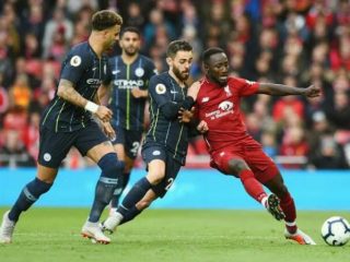 Para pemain Man City dan Liverpool saling berebut bola dalam sebuah pertandingan beberapa waktu lalu. Juara Liga Inggris musim ini akan ditentukan berdasarkan hasil akhir pertandingan