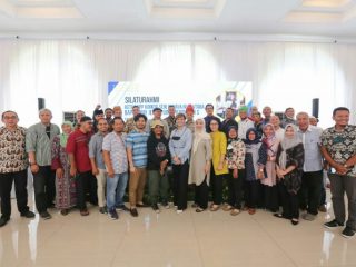 SILATURAHIM BERSAMA KSBN: Wakil Gubernur Sumut, Musa Rajekshah menggelar silaturahim bersama DPP Komite Seni Budaya Nusantara (KSBN), di Medan, Minggu (22/5). Wadah perkumpulan yang terdiri dari berbagai latar belakang seperti budayawan, seniman, penyair, dan arkeolog ini bertujuan untuk membangkitkan seni budaya di Sumatera Utara. (kaldera/diskominfo)
