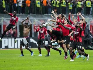 Para Pemain Milan Merayakan Kemenangan atas Sassuolo sekaligus meraih juara Liga Italia musim 2021/2022