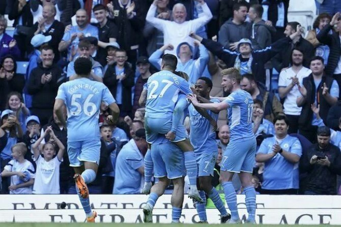 Pemain Manchester City Rayakan Kemenangan 3-2 Atas Aston Villa