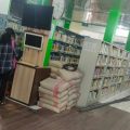 Salah seorang pengunjung di Perpustakaan Medan. Terlihat tumpukan semen ditempatkan disitu sehingga mengganggu kenyamanan pengunjung, Senin (23/5/2022)