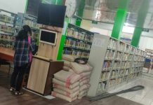 Salah seorang pengunjung di Perpustakaan Medan. Terlihat tumpukan semen ditempatkan disitu sehingga mengganggu kenyamanan pengunjung, Senin (23/5/2022)