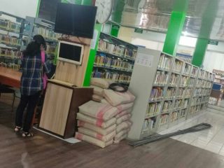 Salah seorang pengunjung di Perpustakaan Medan. Terlihat tumpukan semen ditempatkan disitu sehingga mengganggu kenyamanan pengunjung, Senin (23/5/2022)