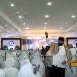 Walikota Medan, Bobby Nasution saat menepungtawari calon jamaah haji asal Medan, Senin (23/5/2022)