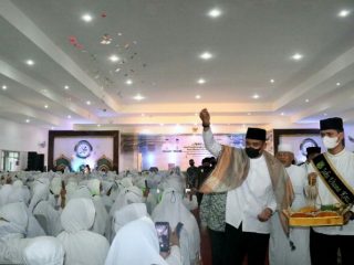 Walikota Medan, Bobby Nasution saat menepungtawari calon jamaah haji asal Medan, Senin (23/5/2022)