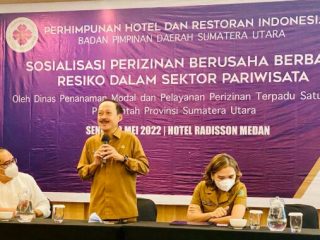 Kepala Dinas Penanaman Modal dan Pelayanan Terpadu Satu Pintu Sumut Arief S Trinugroho (tengah) didampingi Ketua PHRI BPD Sumut Denny S Wardhana (kiri) dan Kepala Bidang Pelayanan dan Perizinan Desni Saragih dalam acara sosialisasi perizinan usaha (online single submission atau OSS) berbasis risiko (risk base approach) di Radison Hotel, Senin (23/05/2022).