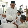 Plt Bupati Langkat, Syah Afandin menyalami para calon jamaah haji asal Langkat di Rumah Dinas Bupati Langkat, Senin (23/5/2022). Tahun ini sebanyak 141 calon jamaah haji asal Langkat berangkat menunaikan rukun islam kelima tersebut. Foto:ist