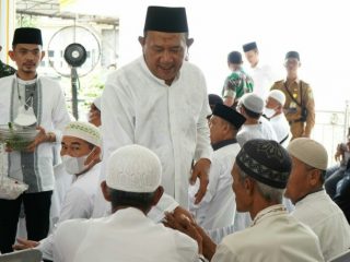 Plt Bupati Langkat, Syah Afandin menyalami para calon jamaah haji asal Langkat di Rumah Dinas Bupati Langkat, Senin (23/5/2022). Tahun ini sebanyak 141 calon jamaah haji asal Langkat berangkat menunaikan rukun islam kelima tersebut. Foto:ist