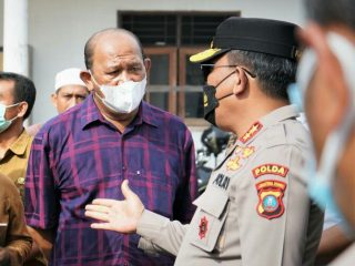 Kapoldasu, Irjen Pol Panca Putra berbincang dengan Plt Bupati Langkat, Syah Afandin di sela-sela peninjauan ternak sapi milik warga di Langkat terkait PMK, Selasa (24/5/2022)