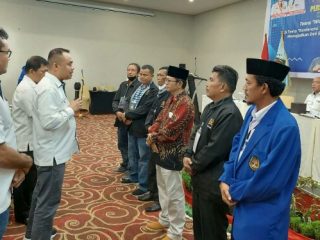 Ketua PWI Sumut Farianda P Sinik (pegang mic) melantik pengurus PWI Deliserdang yang dipimpin Lisbon Situmorang, kemarin