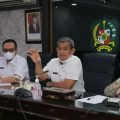 Sekda Kota Medan, Wiriya Alrahman saat memimpin rapat terkait pelaksanaan program UHC di Ruang Rapat II Kantor Walikota Medan, Rabu (25/5/2022)