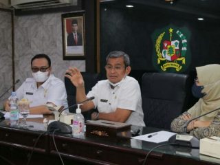Sekda Kota Medan, Wiriya Alrahman saat memimpin rapat terkait pelaksanaan program UHC di Ruang Rapat II Kantor Walikota Medan, Rabu (25/5/2022)