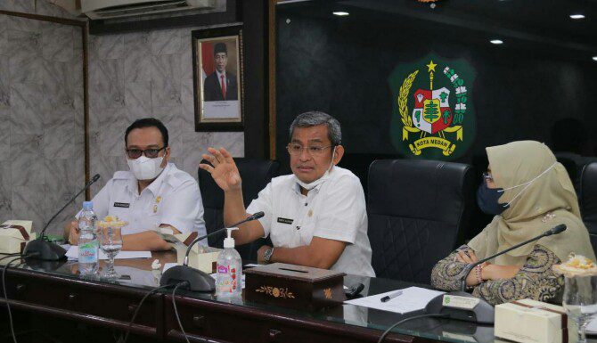 Sekda Kota Medan, Wiriya Alrahman saat memimpin rapat terkait pelaksanaan program UHC di Ruang Rapat II Kantor Walikota Medan, Rabu (25/5/2022)
