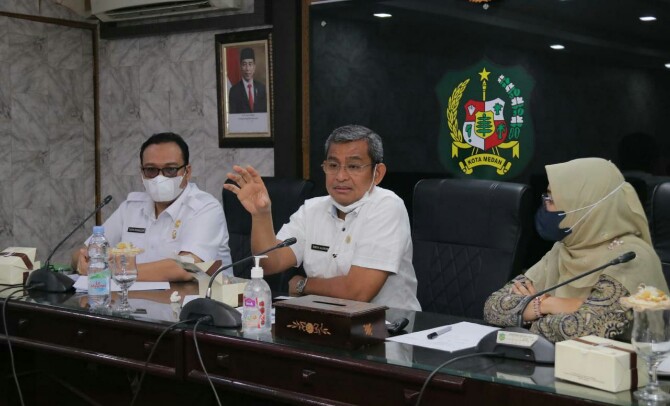 Sekda Kota Medan, Wiriya Alrahman saat memimpin rapat terkait pelaksanaan program UHC di Ruang Rapat II Kantor Walikota Medan, Rabu (25/5/2022)
