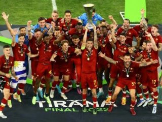 Para pemain AS Roma mengangkat tropi Liga Konfrensi Eropa 2022