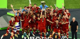 Para pemain AS Roma mengangkat tropi Liga Konfrensi Eropa 2022
