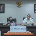Kajari Belawan, Nusirwan serahkan uang negara yang berhasil diselamatkan kepada Wakil Walikota Medan, Aulia Rachman di Kantor Walikota Medan, Rabu (25/5/2022)