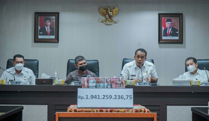 Kajari Belawan, Nusirwan serahkan uang negara yang berhasil diselamatkan kepada Wakil Walikota Medan, Aulia Rachman di Kantor Walikota Medan, Rabu (25/5/2022)