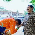 Walikota Medan, Bobby Nasution bersalaman dengan salah satu gurunya di SMA Negeri 9 Bandar Lampung