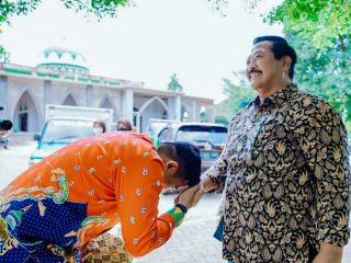 Walikota Medan, Bobby Nasution bersalaman dengan salah satu gurunya di SMA Negeri 9 Bandar Lampung