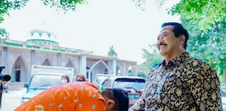 Walikota Medan, Bobby Nasution bersalaman dengan salah satu gurunya di SMA Negeri 9 Bandar Lampung