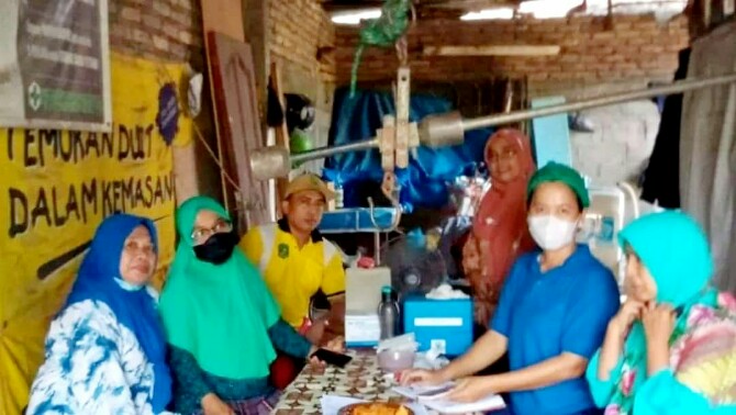 Petugas Posyandu Kota Medan masih menggunakan timbangan ikan saat menimbang bayi