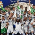 Para pemain dan pelatih Real Madrid mengangkat tropi Liga Champions