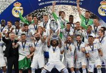 Para pemain dan pelatih Real Madrid mengangkat tropi Liga Champions