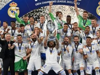 Para pemain dan pelatih Real Madrid mengangkat tropi Liga Champions