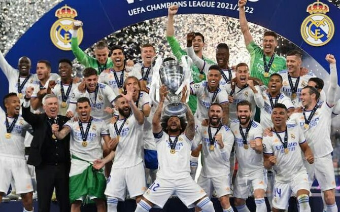 Para pemain dan pelatih Real Madrid mengangkat tropi Liga Champions