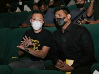 Walikota Medan, Bobby Nasution berbincang dengan Sutradara Film Ngeri-ngeri Sedap, Minggu (29/5/2022)