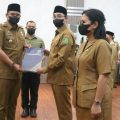 Walikota Medan, Bobby Nasution menyerahkan SK pengangkatan kepada Direktur RSUD Medan Labuhan, Irliyan saat proses pelantikan di Ruang Rapat III Kantor Walikota Medan, Senin (30/5/2022)