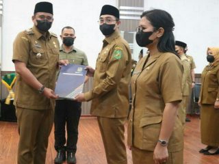 Walikota Medan, Bobby Nasution menyerahkan SK pengangkatan kepada Direktur RSUD Medan Labuhan, Irliyan saat proses pelantikan di Ruang Rapat III Kantor Walikota Medan, Senin (30/5/2022)