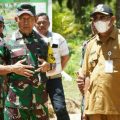 Plt Bupati Langkat saat meninjau pengerjaan jalan program TMMD, Senin (30/5/2022)