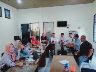 Ketua PWI Sumut H Farianda Putra Sinik SE didampingi Sekretaris SR Hamonangan Panggabean, Ketua Panitia Austin Tumengkol dan Sekretaris Amru Lubis serta pengurus lainnya usai rapat panitia, Senin (30/5).