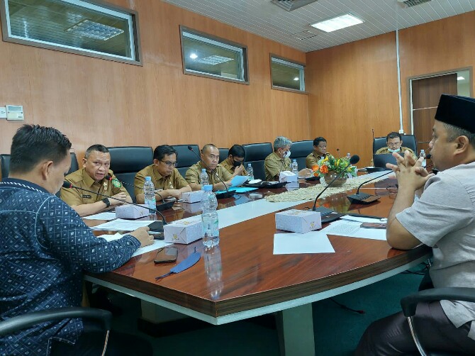 Suasana Rapat Anggota Komisi II DPRD Medan dengan Kadis Pendidikan Kota Medan, Senin (30/5/2022)