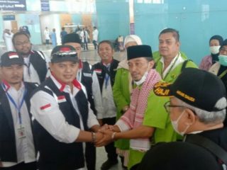 Jemaah haji khusus atau sering dikenal dengan sebutan 'haji plus' mulai tiba di Tanah Suci, Rabu (15/6/2022). Jemaah yang datang pertama kali adalah dari Biro Travel Haji PT Andromeda Atria Wisata Surabaya.