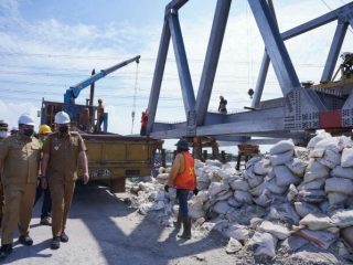 Walikota Medan, Bobby Afif Nasution bersama Kadis PU Medan, Topan O Ginting saat meninjau pengerjaan Jembatan Dua Sicanang, Selasa (31/5/2022)
