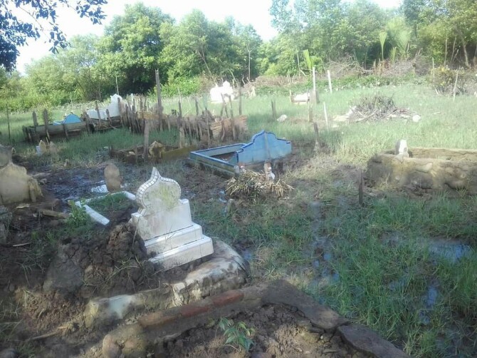 Lahan perkuburan yang teredam banjir akibat tanggul rob di Kelurahan Nelayan Indah jebol. Tidak hanya lahan perkuburan, rumah warga setempat juga mengalami hal yang sama